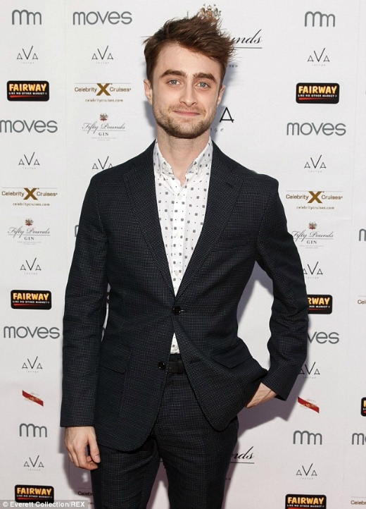 
	
	Chỉ với 1 tấm nệm để ngả lưng mỗi đêm, Daniel Radcliffe đã tốn hết 17 ngàn USD.